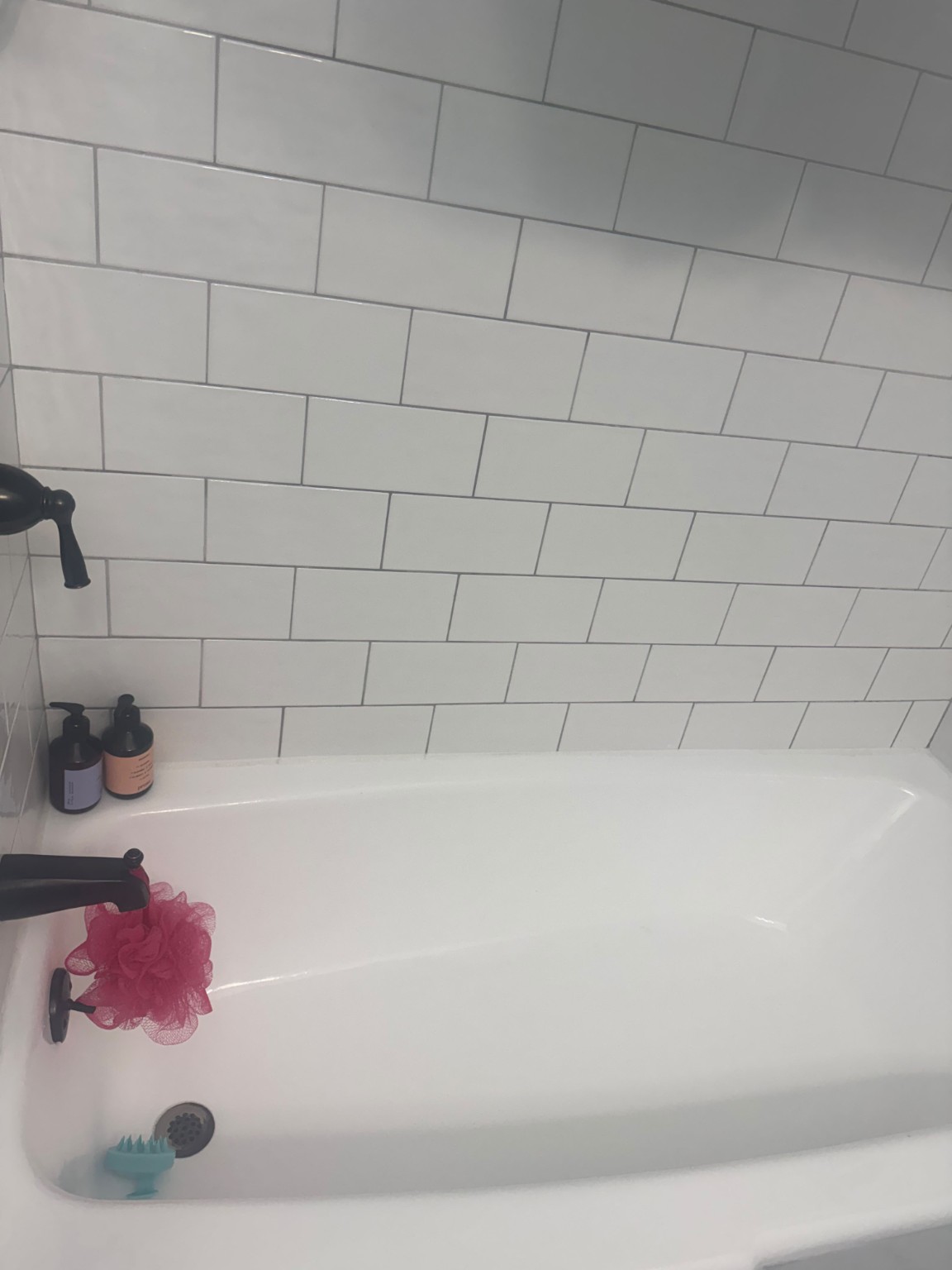 Clean bathtub